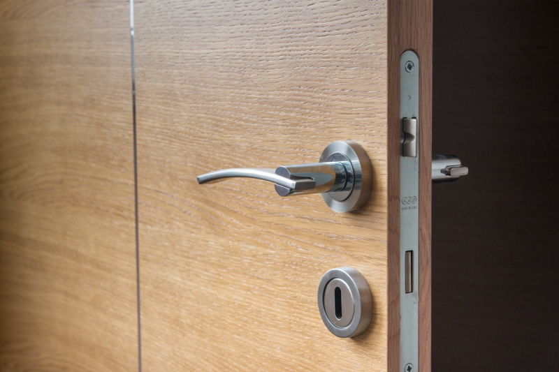 architecte-DRAP-min_door_open_wooden_the_next_doorway_chrome_opening-668613